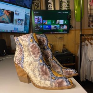 New Arider girl andkle boots snake